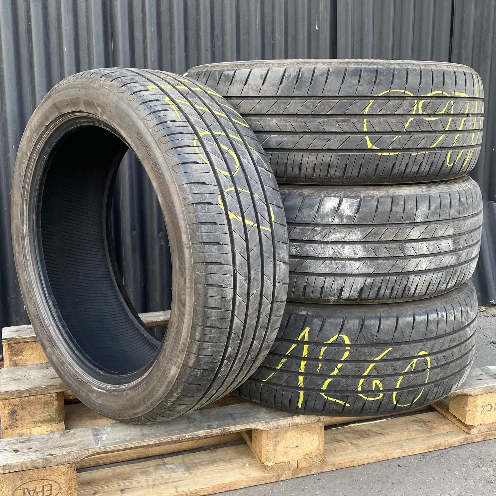IMG_9713 Bridgestone – 255/45/R20 101W 2024 2x6 2x7mm - Obrázek 1