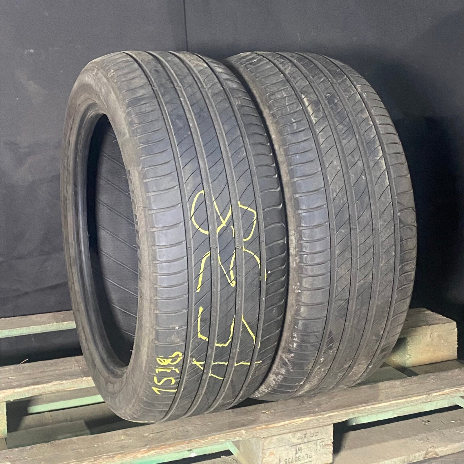 IMG_2975 Michelin – 235/45/R18 98W 2021 5-5,5mm - Obrázek 1